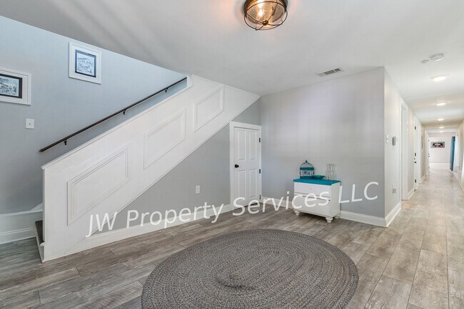 Building Photo - Stunning 3BR/3BA Home Near Downtown – Furnished or Unfurnished Options Available