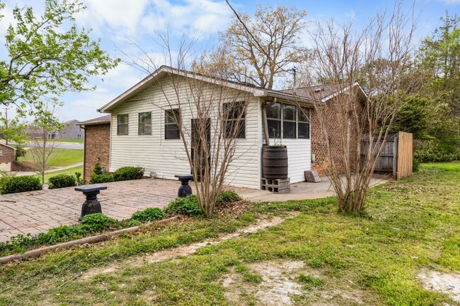Building Photo - 2560 Memorial Dr