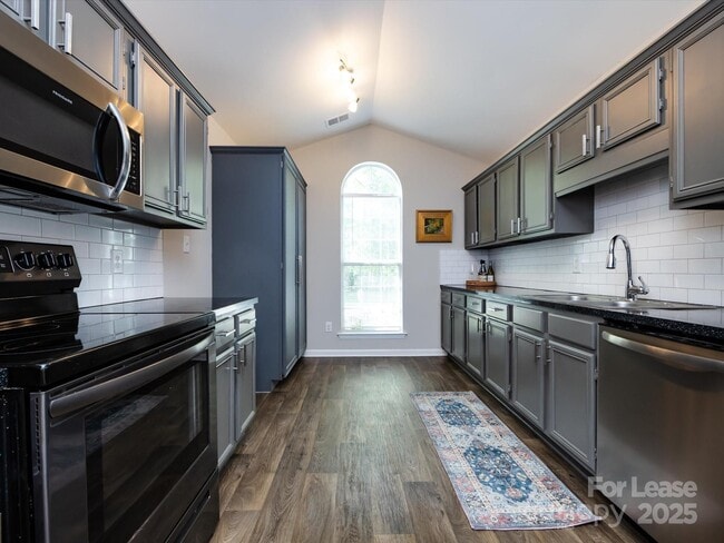 Building Photo - 7731 Ivy Hollow Dr