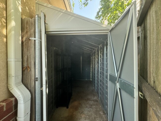 Building Photo - Spacious 3 Bedroom 2.5 Bath Home Near Okla...