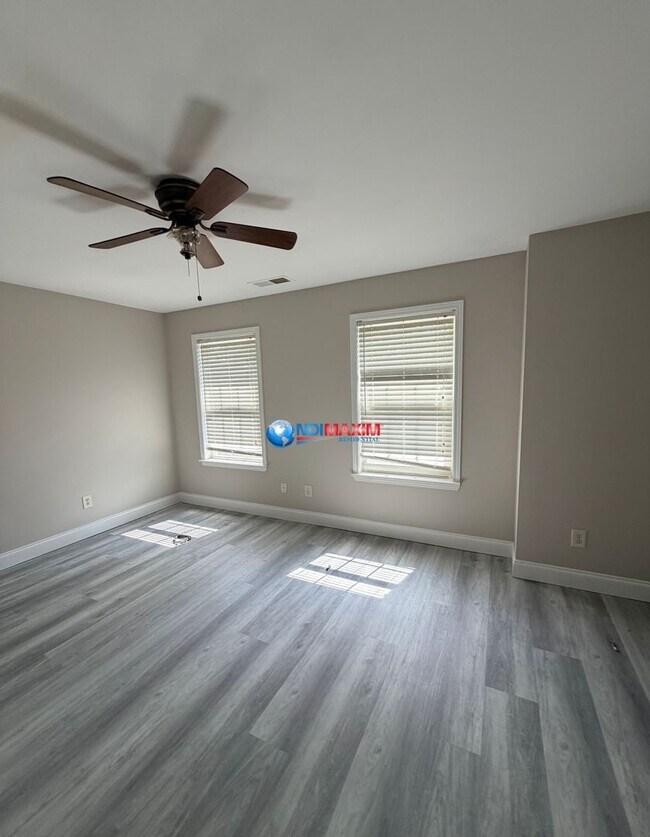 Building Photo - Spacious 4-bedroom house with fenced, FENCED backyard, Master on Main. Plus BONUS Room