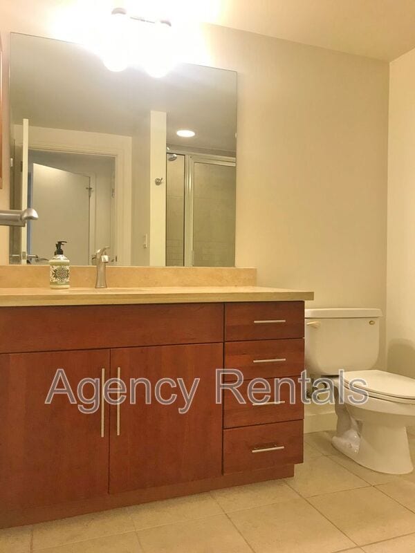 Building Photo - 600 Queen St