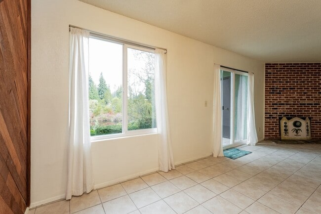 Building Photo - 2 Bedroom 2 Bathroom Sits Right on the Sho...