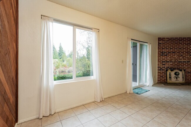 Building Photo - 2 Bedroom 2 Bathroom Sits Right on the Shore of Lake Beverly