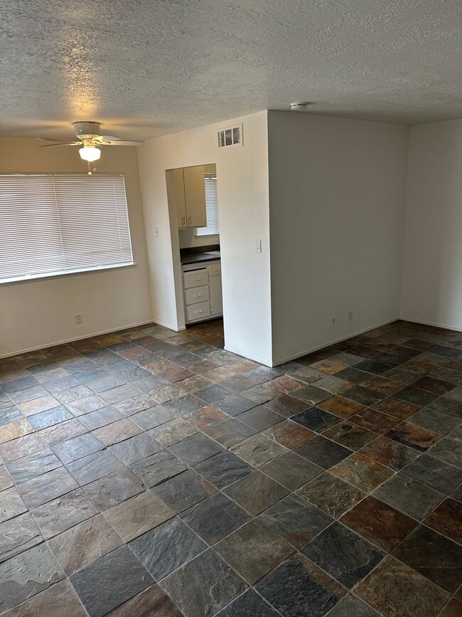Building Photo - CONDO FOR RENT!
