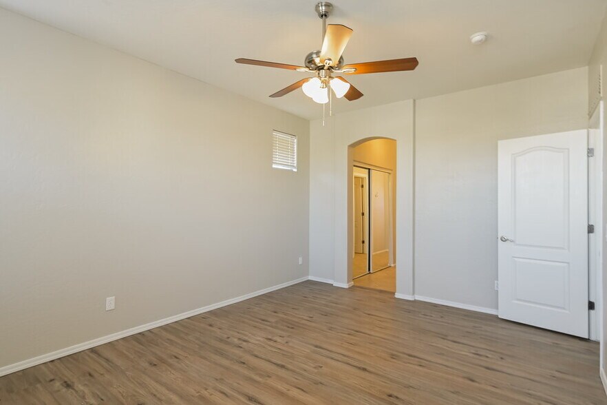 Building Photo - 4237 E Santa Fe Ln