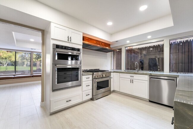 Building Photo - 968 Pinehurst Dr