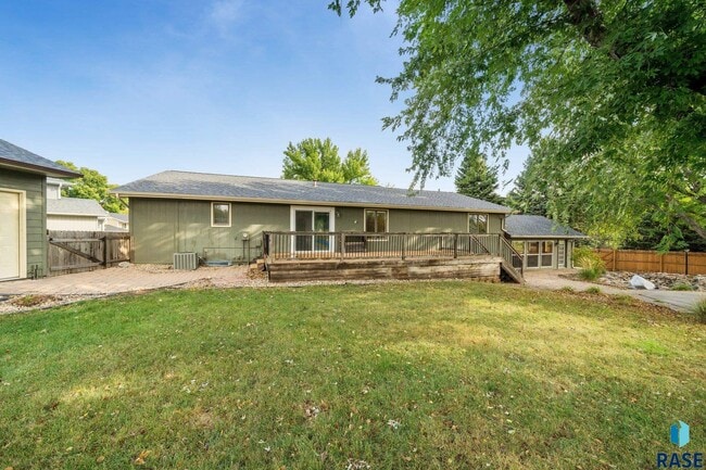 Building Photo - 2412 S Sheffield Cir