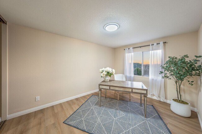 Building Photo - Fully furnished Canyon View 5 Bed Single Family