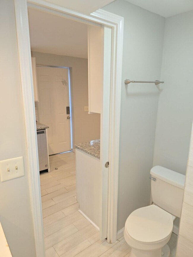 Building Photo - Studio unit available