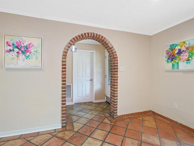 Building Photo - 1127 S Osprey Ave