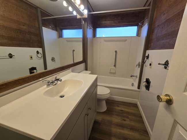 Building Photo - 69 Rose Ave