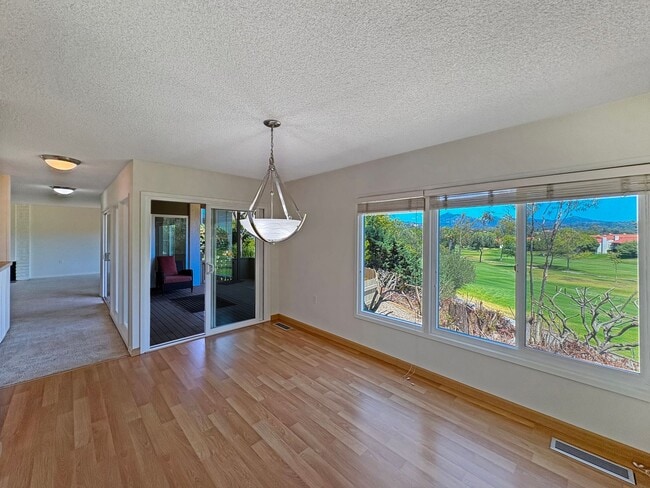 Building Photo - Spacious 2B/2.5BA Townhome w/ Stunning Vie...