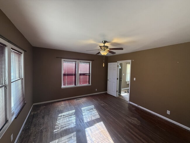 Building Photo - 804 E 6th