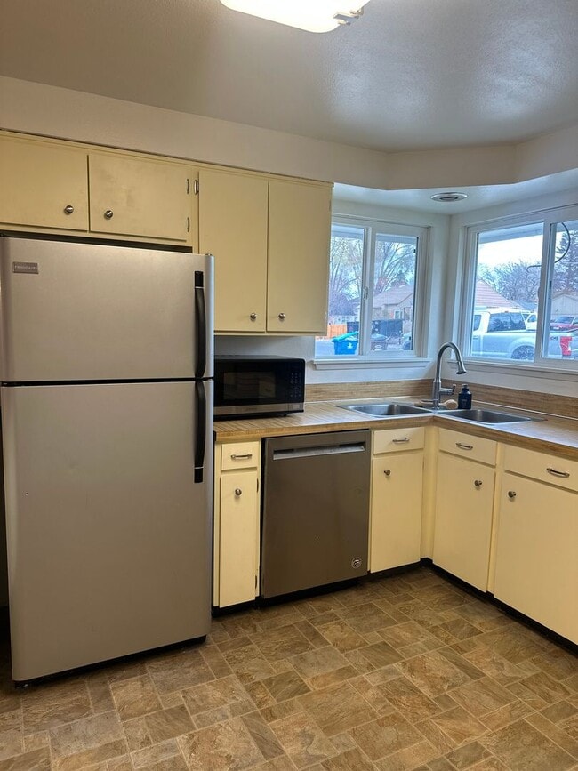 Building Photo - Vintage Character, Modern Finishes! Spacio...