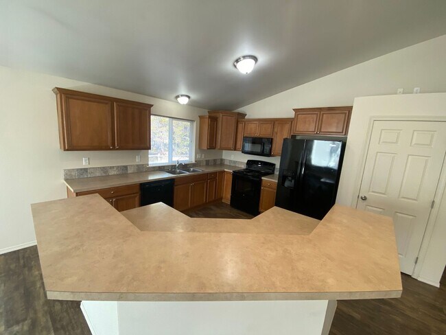 Building Photo - Quiet setting in La Pine!