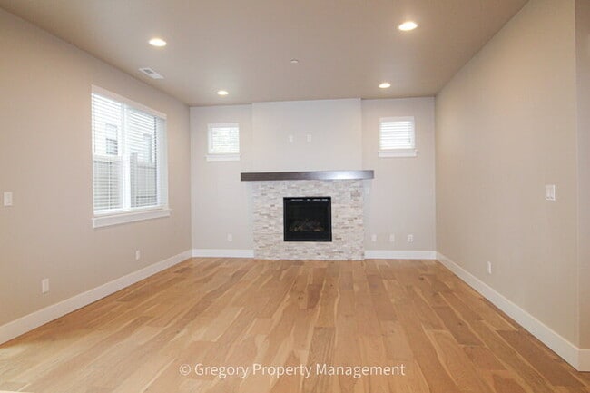 Building Photo - Brand New Spacious 5-Bedroom Retreat at Coyote Ridge 3 Full Baths 2 Car Garage 2330sf A/C Prime B...