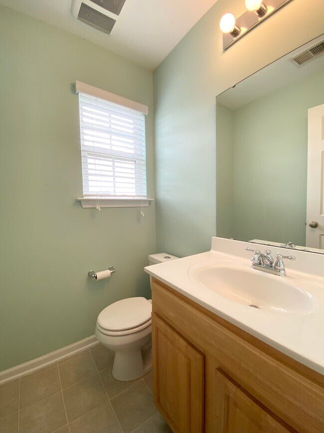 Building Photo - Beautiful 3 Bed 2.5 Bath House