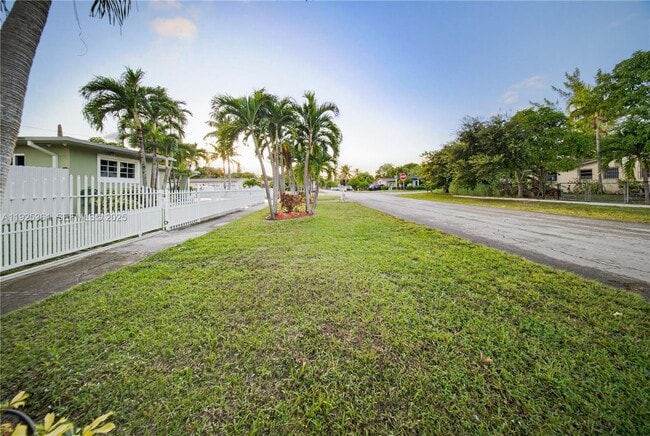 Building Photo - 300 NE 175th St