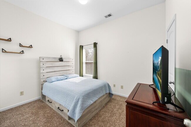 Building Photo - Furnished or Unfurnished spacious two story traditional conveniently located and ready now!