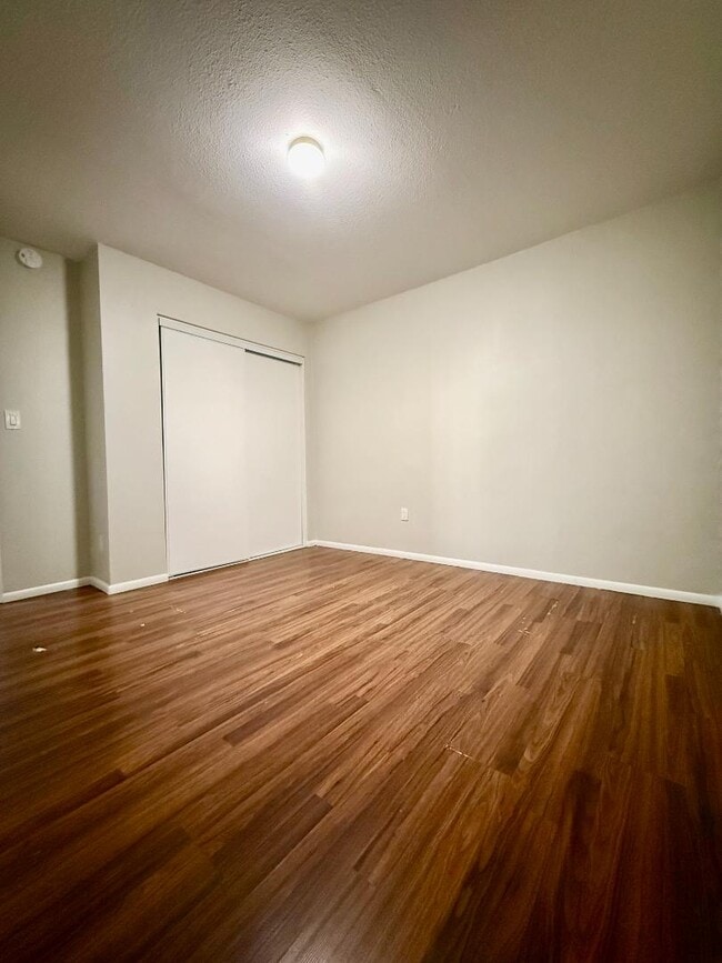 Building Photo - 825 E 5th St