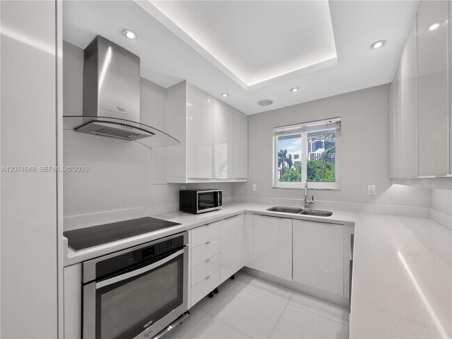 Building Photo - 10190 Collins Ave