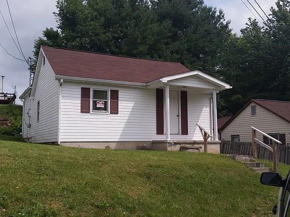 Building Photo - 209 Maple St