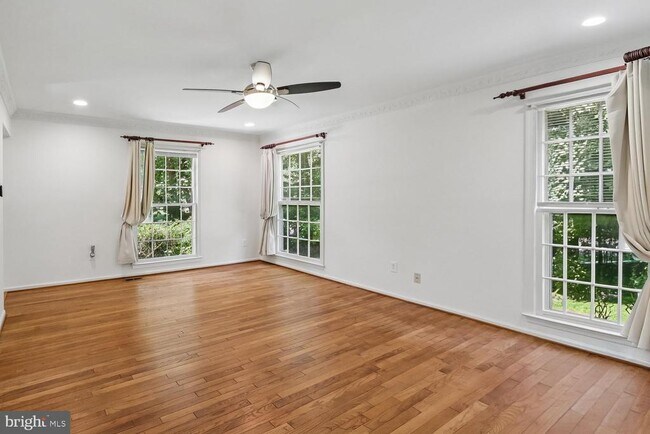 Building Photo - 903 Ridge Dr