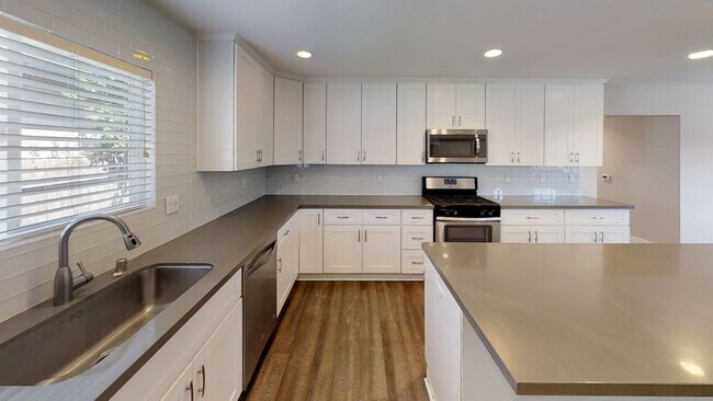 Building Photo - Large House, Great for Big Group! Close to...