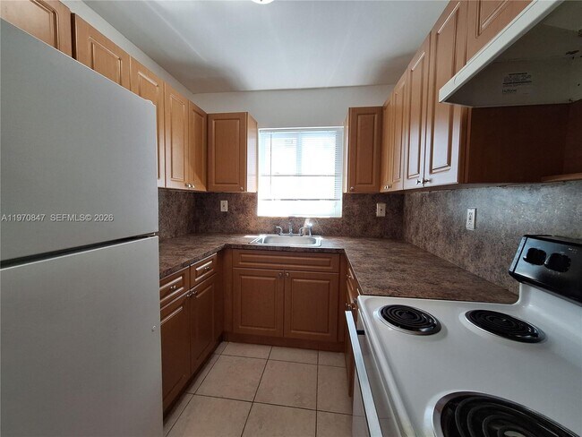 Building Photo - 2011 Bay Dr