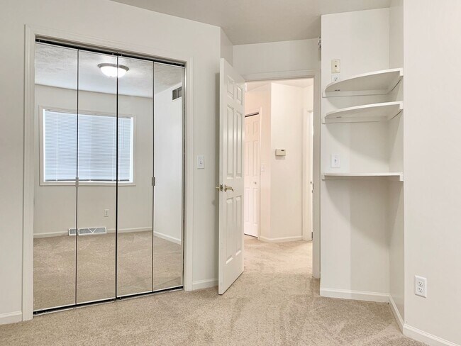 Building Photo - Four Bedroom Home in Kentwood