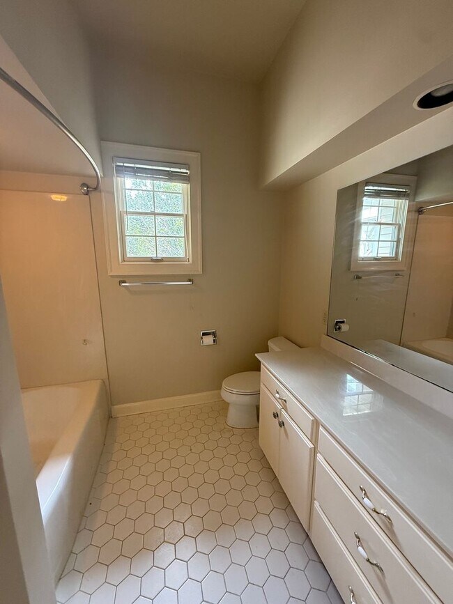 Building Photo - 200 Ridgeway Dr