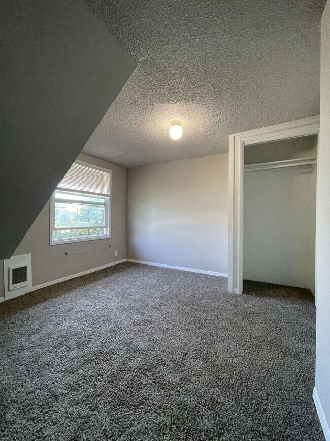 Building Photo - Spacious 3-Bedroom, 2-Bathroom Apartment with **Portable AC Unit Included** in NW Portland