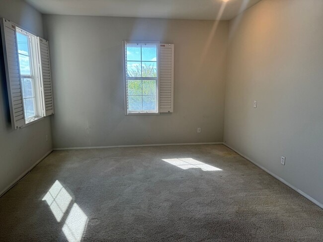 Building Photo - ONE MONTH FREE RENT! Beautiful 4 bedroom, ...