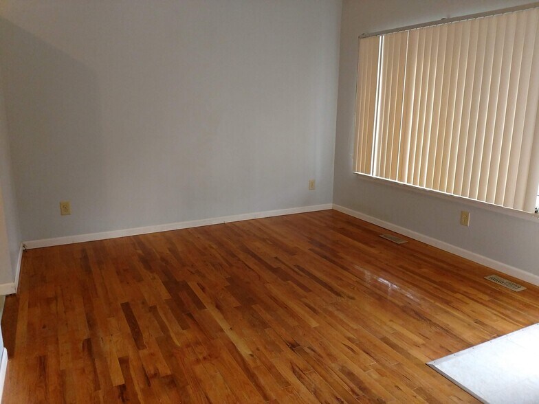 Building Photo - 2063 Champagne Dr