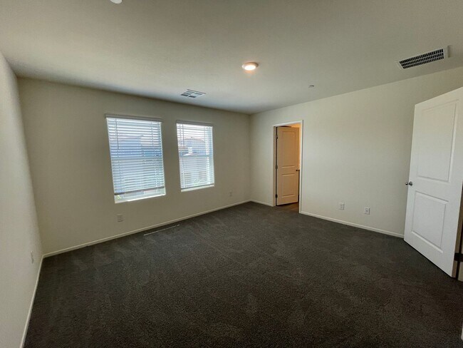 Building Photo - Beautiful Townhome In Henderson
