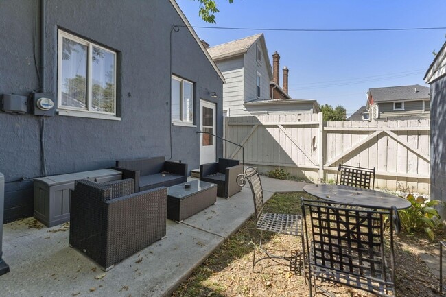 Building Photo - 422 E Whittier St