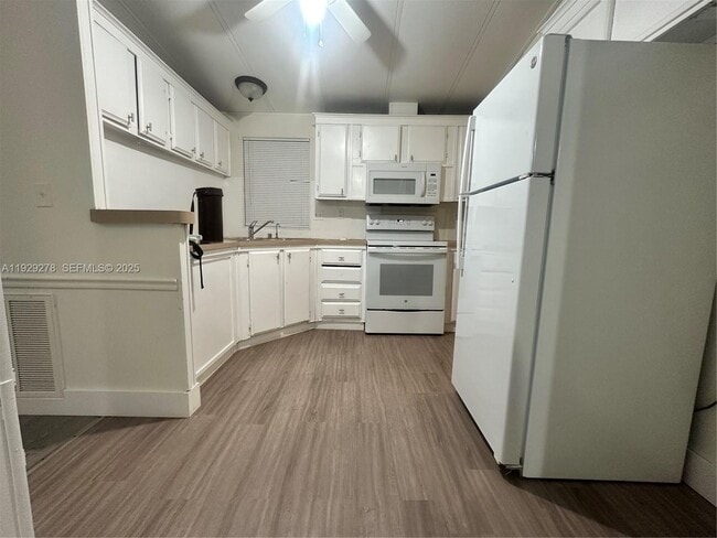 Building Photo - 11763 Venetian Ave