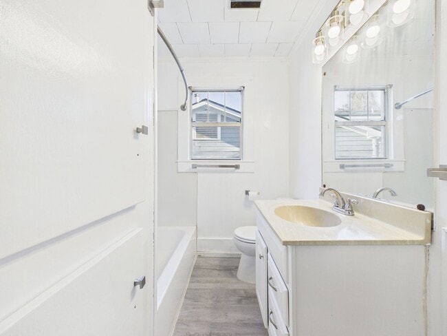 Building Photo - 714 St Thomas St