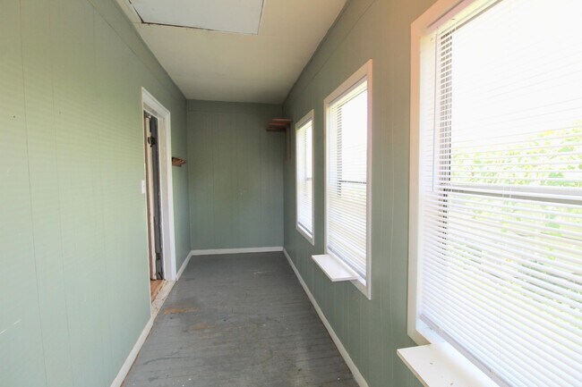 Building Photo - 281 Green St