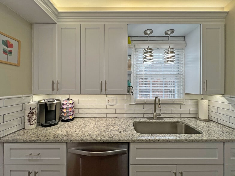 Well lit kitchen w/complete suite of appliances, luxurious granite counter tops, Keurig coffee stati - 160 17th Street Pl NW