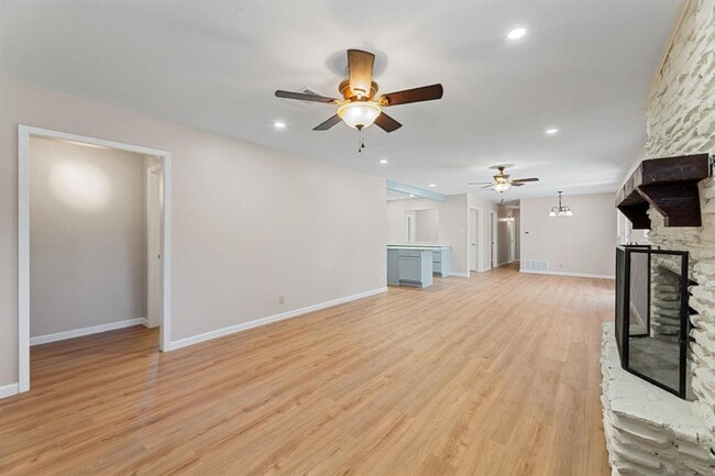Building Photo - 6010 Oakclaire Dr