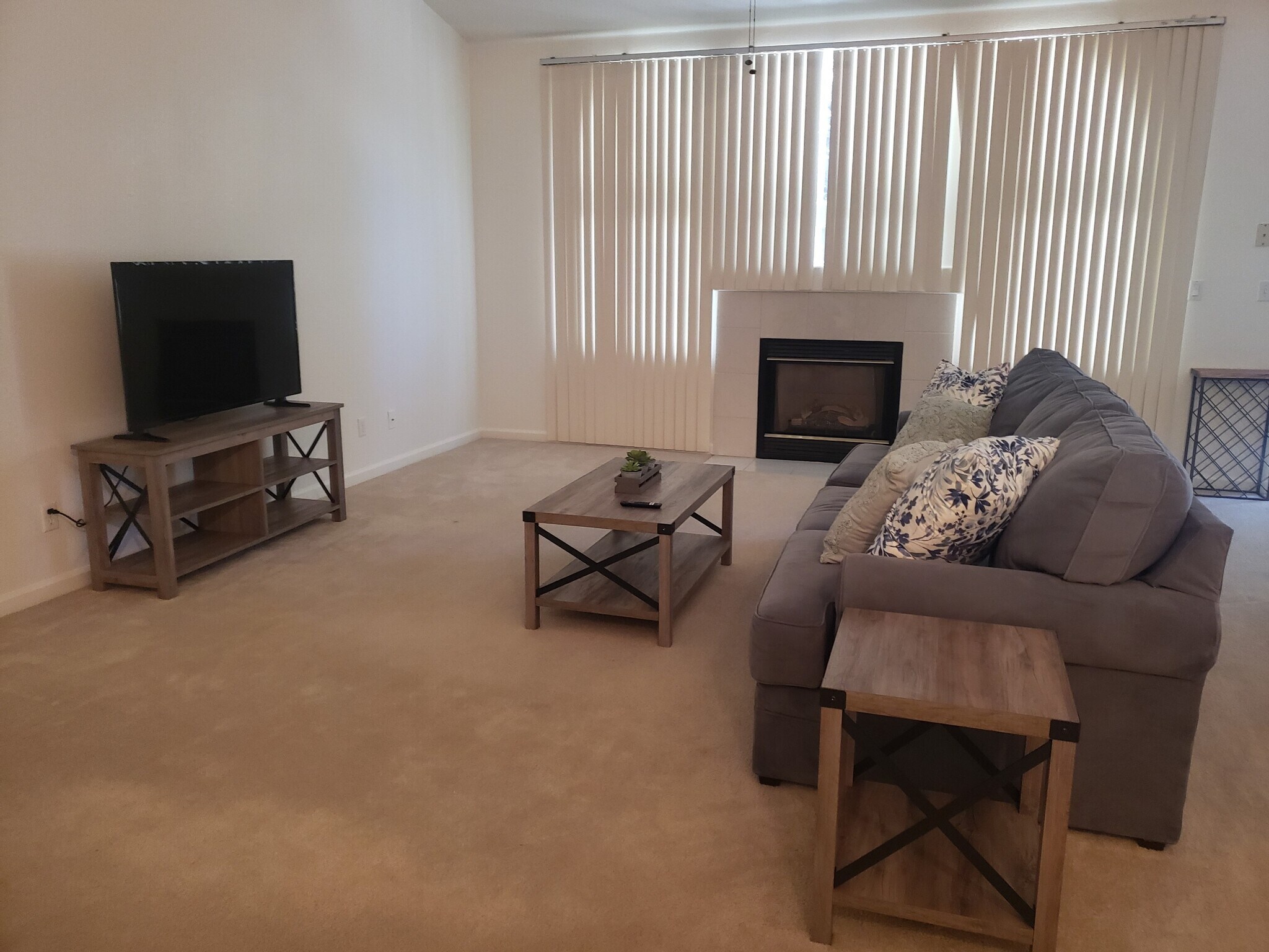 Living room - 7275 N Recreation Ave