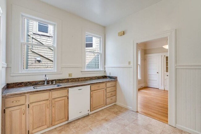 Building Photo - Top Floor Presidio Heights 1BD/1BA. On-sit...
