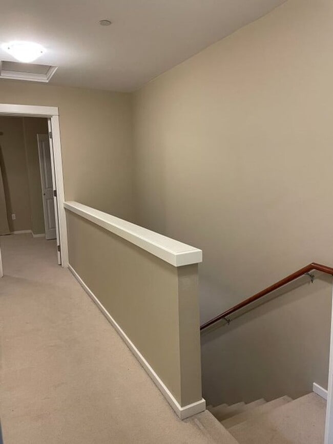 Building Photo - Stunning End Unit Townhome in desirable Redmond Ridge neighborhood; 2BD/2BA