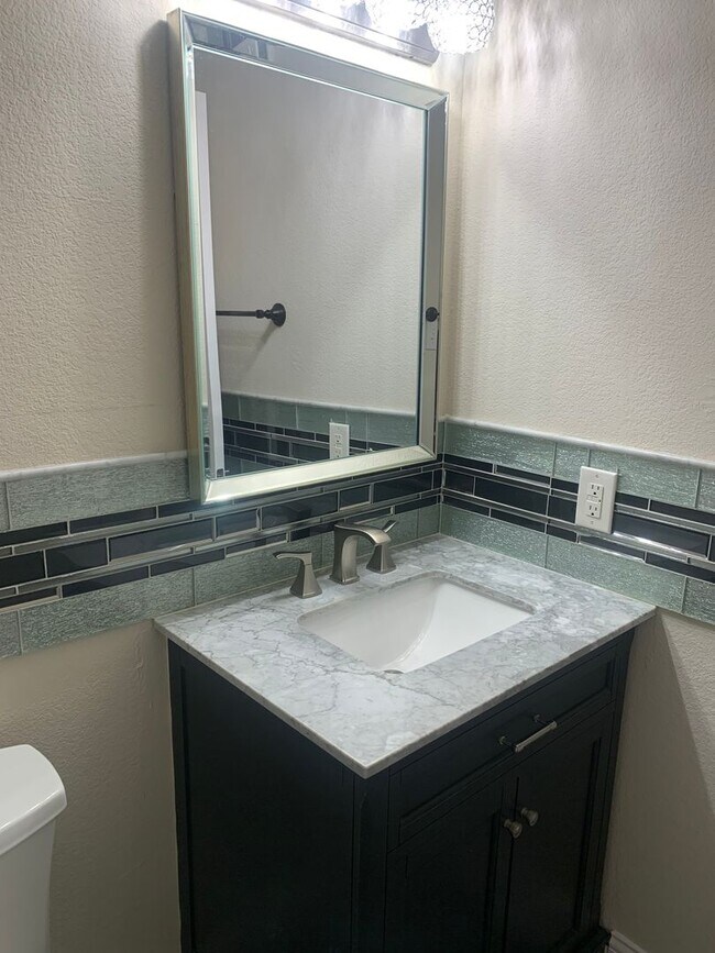 Building Photo - Charming 3BD/2BA with fireplace