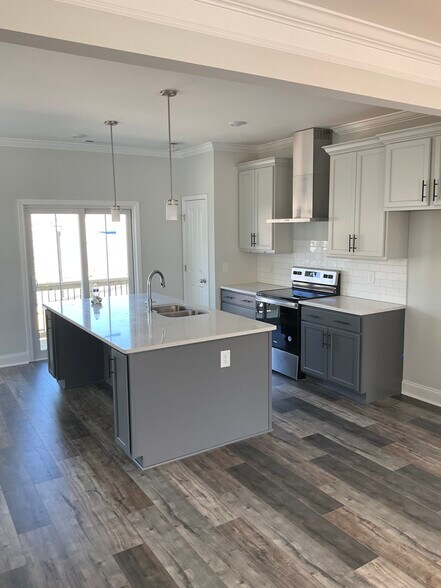 Kitchen - 3338 Tasker Dr