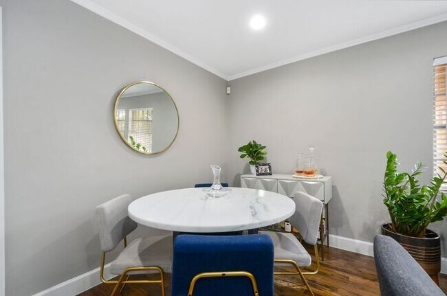 Building Photo - 2/2 condo downtown-Walk to Lake Eola