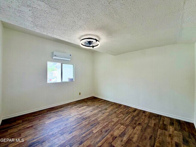 Building Photo - 418 S Estrella St