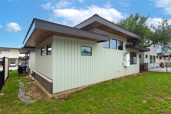 Building Photo - 420 Starlight Vlg Lp